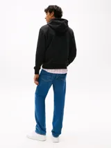 Buzo negro con capucha Tommy Hilfiger, con cordones ajustables y bolsillo tipo canguro. Estampado frontal con el nombre de la marca en blanco y rojo.