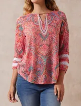 Blusa estampada marca Ruby Rd, de corte clásico, con cuello redondo y escote en V con aplique metálico. Mangas 3/4 con aplique de crochet.