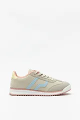 Zapatillas beige con recortes en gamuza de diferentes tonos, cordones y suela irregular blanca con detalle rosa.