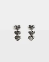 Aros colgantes cortos con corazones de metal plateado.