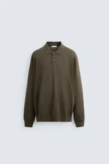 Polo de punto color verde oliva, de corte regular fit, tejido en hilatura con mezcla de algodón y seda. Tiene cuello solapa con cierre frontal de botonadura, manga larga y acabados en rib.
