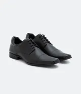 Zapato de vestir negro para hombre, confeccionado en cuero, con cordones y puntera reforzada.