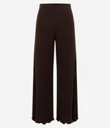 Pantalón recto color marrón chocolate, confeccionado en tejido de punto acanalado.