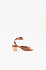 Sandalia de cuero color camel con diseño calado y taco de madera de 5,5 cm.