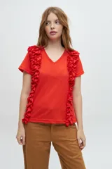 Remera color amarillo con escote en V y volantes laterales.