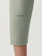 Pantalón jogger verde oliva, corte cropped, tiro medio y cintura elastizada.