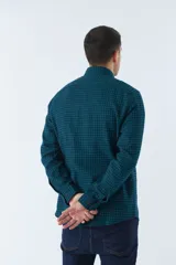 Camisa de viyela roja y azul marino a cuadros, corte slim, con logo bordado, bolsillos con botón y manga larga.
