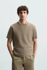 Camiseta color caqui de punto con hilatura de mezcla de algodón, corte recto, cuello redondo y manga corta.
