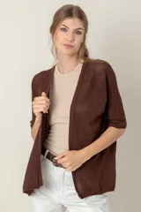 Saco abierto de tejido punto calado, color marrón chocolate, con mangas cortas y corte recto.