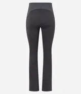 Pantalón deportivo femenino de microfibra, color gris oscuro, modelo flare (campana) con cintura alta. Presenta costuras visibles en contraste.