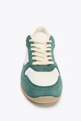 Championes deportivos de running con cuerpo en combinación de colores verde, beige y amarillo. Suela de goma color caramelo y cierre mediante cordones.