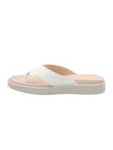 Sandalia tipo ojota color beige con plataforma y tira ancha blanca.