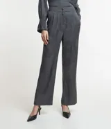 Pantalón recto de jacquard color gris con estampado de piel de cobra.