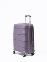 Valija rígida color lila con diseño de líneas horizontales, manija retráctil metálica, asa lateral, cierre con combinación numérica y cuatro ruedas dobles con giro de 360 grados.