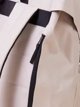 Mochila color beige con base de cuero sintético negro, de nylon ripstop con forro de poliéster.