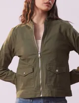 Campera de algodón negra, marca Baccini, con abertura central con cierre y bolsillos delanteros.