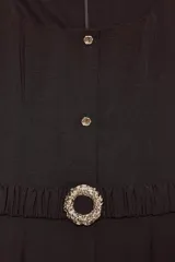 Vestido midi color marrón oscuro, sin mangas, con escote cuadrado, detalle de botones frontales y cinturón elástico con hebilla dorada.