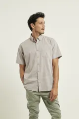 Camisa manga corta color gris claro con textura, cuello abotonado y bolsillo en el pecho.