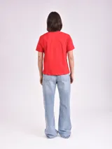 Remera celeste de algodón con estampado de flor y texto "Real View".