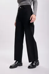 Pantalón jean ancho color negro, de corte recto y tiro alto.