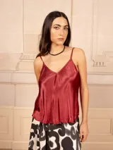 Top negro de razo con breteles finos regulables y escote en V.