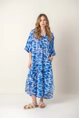 Vestido largo con estampado de peces azules sobre fondo blanco, cuello en V y mangas cortas.