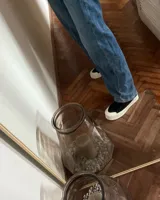 Zapatillas de lona celeste con cordones blancos y suela blanca.