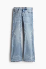 Pantalón de jean de tiro bajo, corte ajustado en cintura y muslos, y acampanado desde la rodilla hasta el ruedo. Confeccionado en denim ligeramente elástico. Cuenta con cierre y botón, bolsillos delanteros decorativos, bolsillo monedero y bolsillos traseros. Largo estándar.
