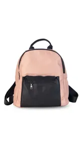 Mochila urbana color gris con detalles en cuero sintético negro. Cuenta con un compartimento principal amplio y un bolsillo frontal con cierre.