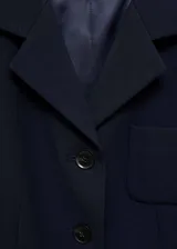 Blazer azul marino con cuello de pico y solapa, diseño crop, bolsillo de parche en el pecho, manga larga con puños abotonados, diseño recto y dos bolsillos de solapa en la parte delantera.
