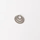 Dije de plata 925 con tres aros entrelazados.