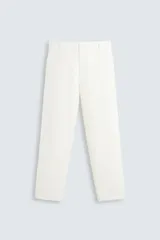 Pantalón de vestir blanco, corte recto (straight fit), con cierre frontal de cremallera y botón, bolsillos delanteros y bolsillos traseros con solapa y botón.