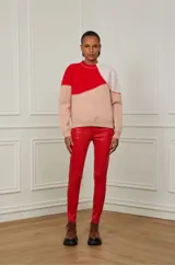 Jersey de punto de colores rojo, rosa y beige, con diseño de costura visible.