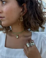 Anillo ancho de alpaca con textura irregular.