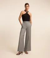 Pantalón pantalona de sastrería color gris, con trabillas en la cintura, cierre tradicional y frisos verticales. De corte amplio y cómodo, no marca las piernas y se adapta bien a diferentes tipos de cuerpos.