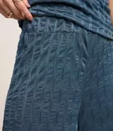 Pantalón wide leg azul con cintura elástica y textura de malla.
