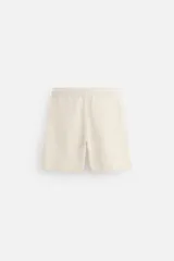 Bermuda negra regular fit confeccionada en tejido de algodón con estructura. Cintura elástica ajustable con cordón, bolsillos laterales y bolsillo trasero de vivo.