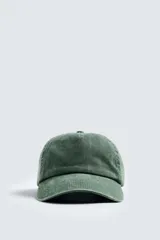 Gorra verde de algodón con efecto lavado y ajuste trasero.