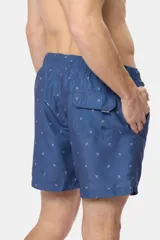Short de baño azul con estampado de anclas blancas, cintura elástica con cordón ajustable, dos bolsillos laterales y suspensor de malla fina.
