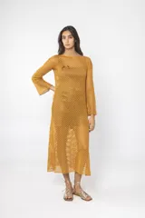 Vestido largo de tejido de punto abierto (red) color mostaza, de manga larga y escote redondo.