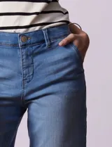 Bermuda de jean elastizada azul, marca One Five One. Tiene pretina con pasadores, botón y cierre. Delantera con bolsillos y trasera con bolsillos simulados.