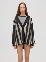 Cardigan a rayas horizontales en tonos beige y negro, de corte holgado y abierto, con botones metálicos y logo MUTMA bordado en el frente.