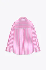 Camisa de popelín a rayas verticales rosas y blancas, de corte holgado, con cuello solapa, escote pico y mangas largas con puños abotonados.