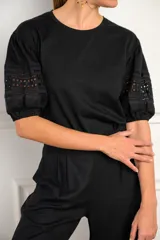 Remera de algodón blanco ajustada al cuerpo, con mangas 3/4 de encaje y corte clásico.