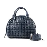 Cartera tipo baúl color azul, con diseño tejido en símil cuero. Tiene doble asa corta, correa larga regulable y herrajes plateados. El acceso es con cierre y cuenta con un bolsillo interno con cierre y dos abiertos.