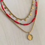 Collar de acero dorado con cadena de bolitas y dije circular que incorpora circonitas en su diseño.