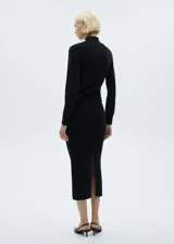 Falda midi negra de punto con goma elástica en la cintura y diseño lápiz.