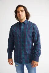 Camisa de hombre a cuadros azul marino y verde, de mangas largas con fit slim, cartera abotonada y logo bordado en el pecho.