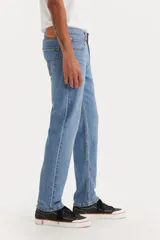 Pantalón de jean celeste de corte slim fit, tiro medio y cinco bolsillos.