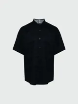 Camisa azul marino de manga corta y corte slim fit.